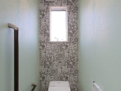 柄のクロス貼りのトイレ